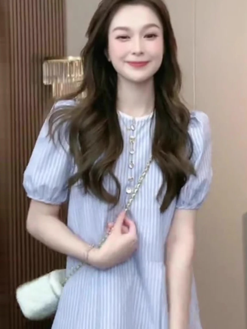 2025新款夏季穿搭独特超好看简单大方的小个子蓝色条纹连衣裙子女