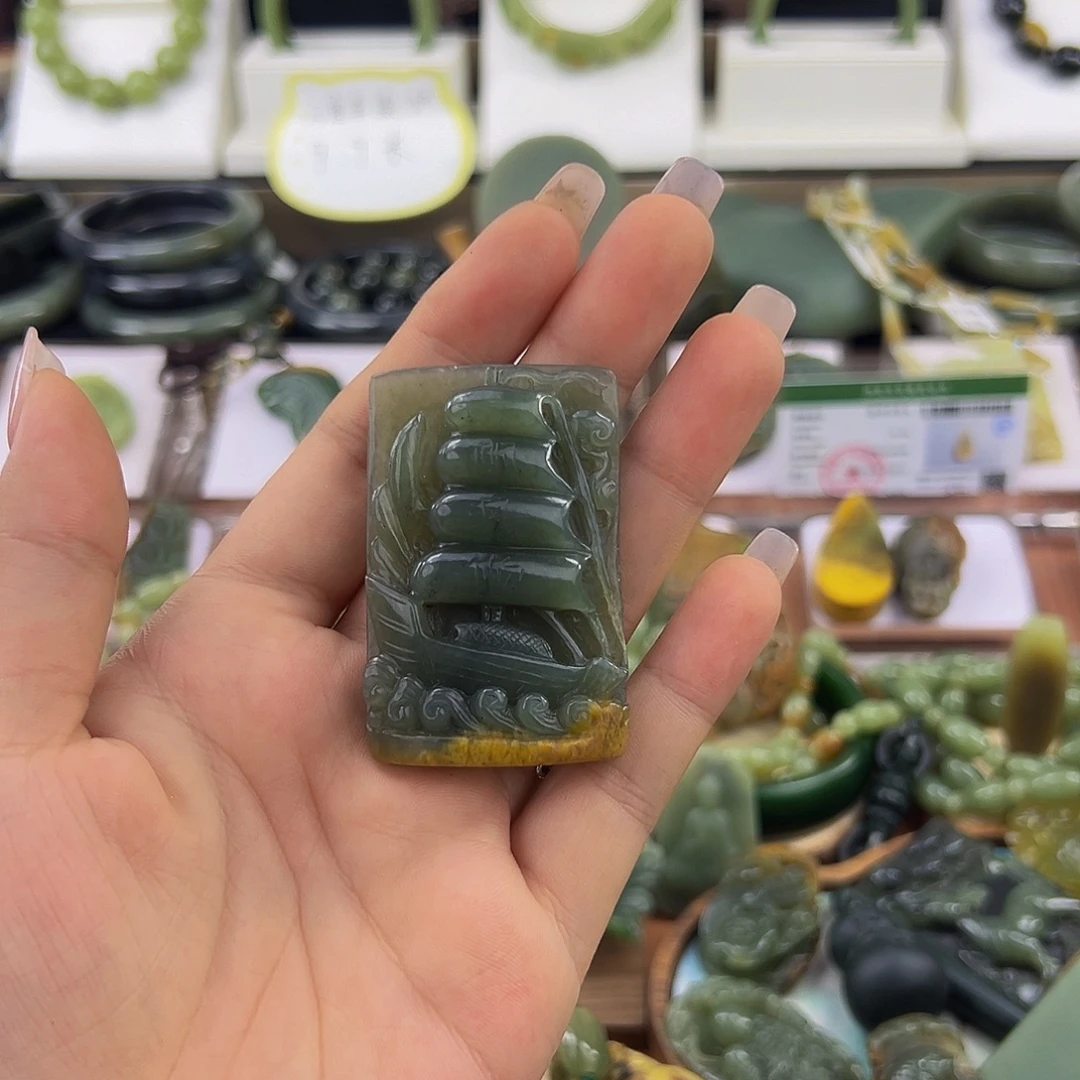 颈饰未镶嵌岫岩河磨玉（透闪石质玉）