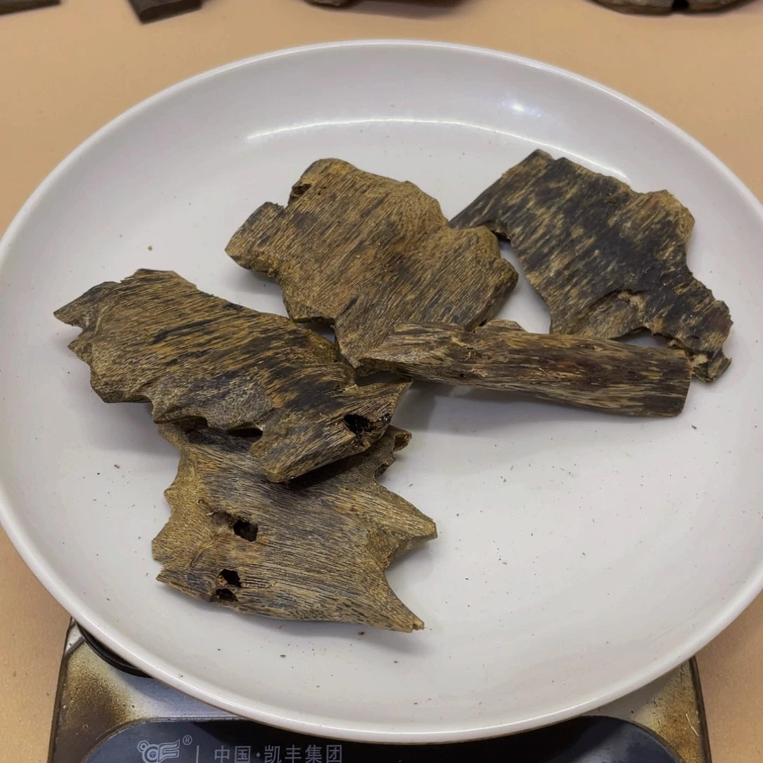 沉香碎屑沉香欢**?海南汝湖块料71克