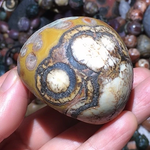 石材眼睛石原石手把件