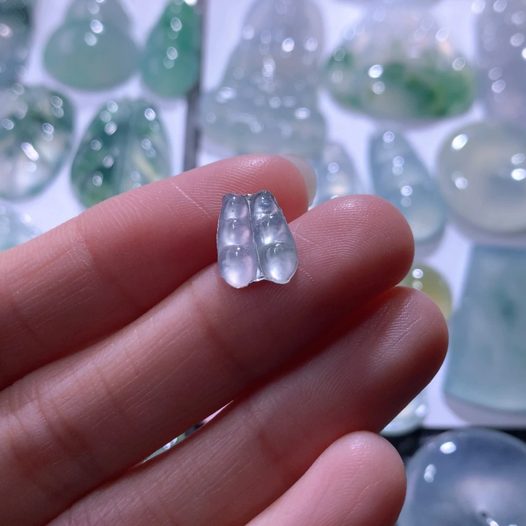 翡翠未镶嵌颈饰一对