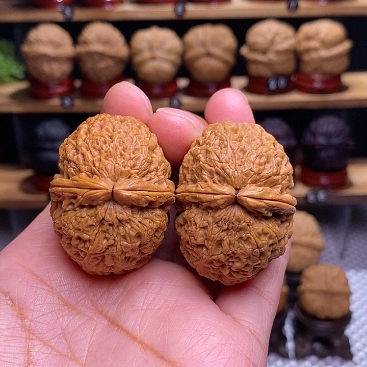 文玩核桃把件源****傲雪68