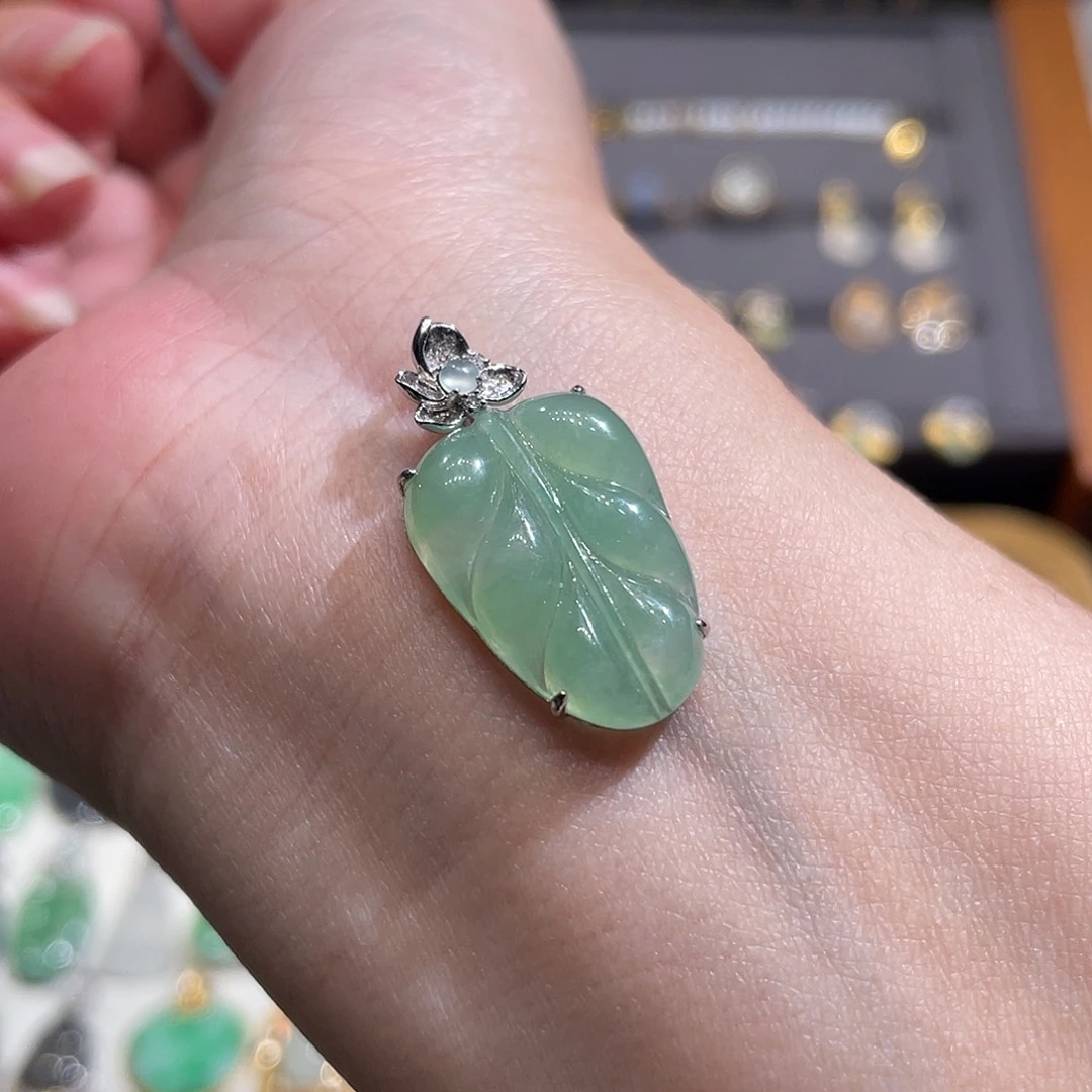 翡翠颈饰18K金镶嵌满绿冰叶子