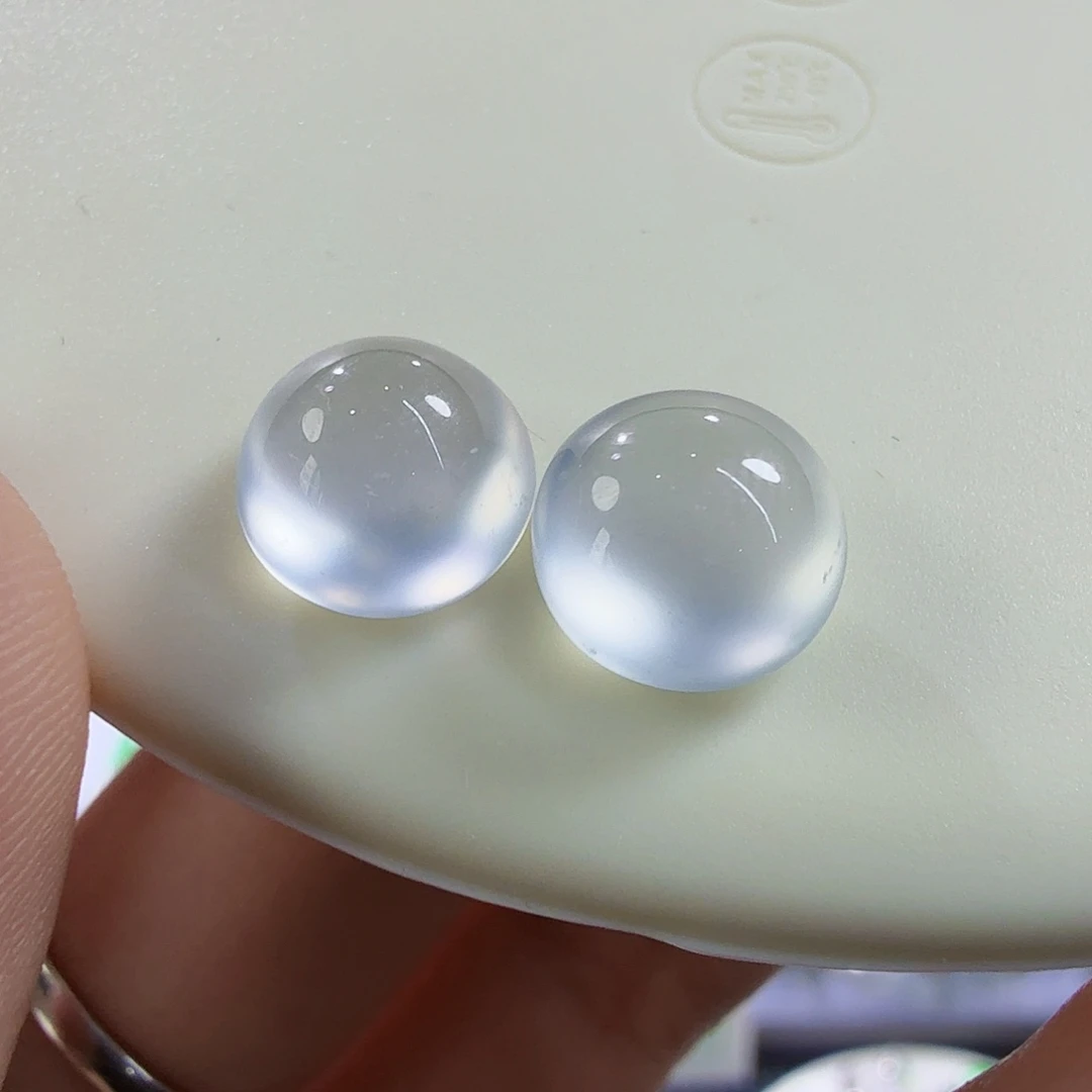 翡翠未镶嵌颈饰一对