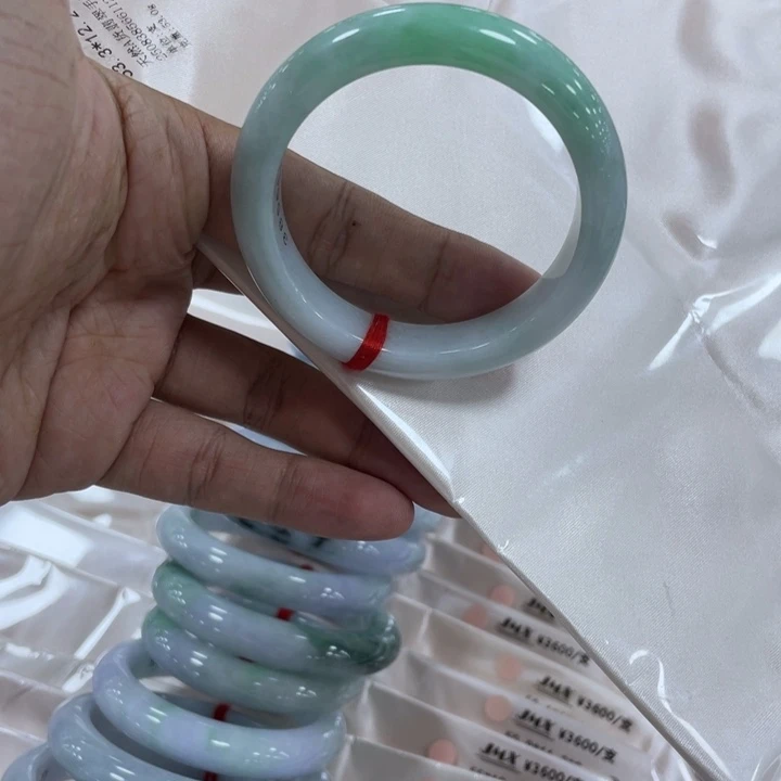 未镶嵌手镯翡翠手镯