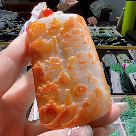 翡翠未镶嵌颈饰一个