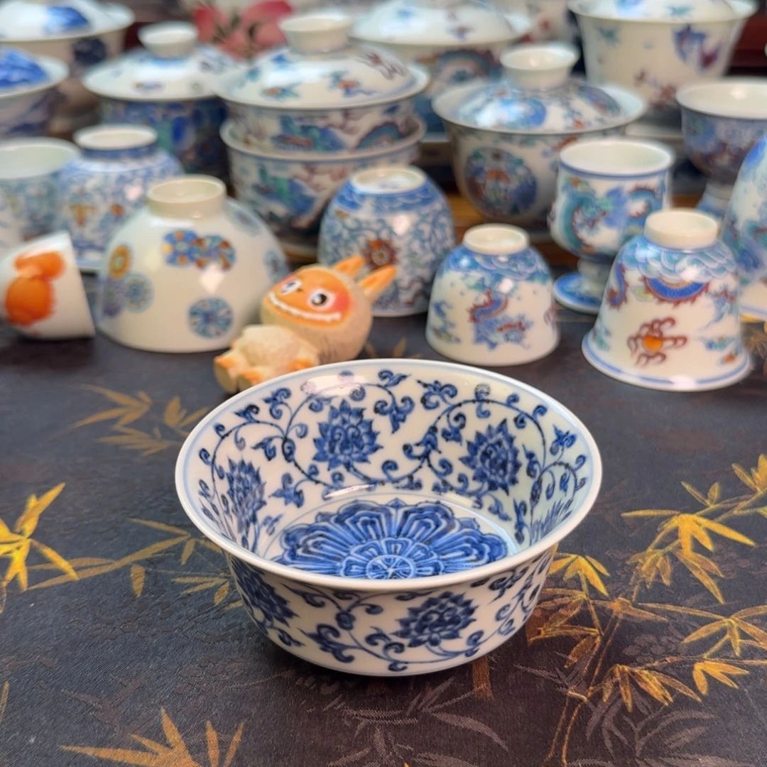 缠枝莲宝相花马蹄主人杯