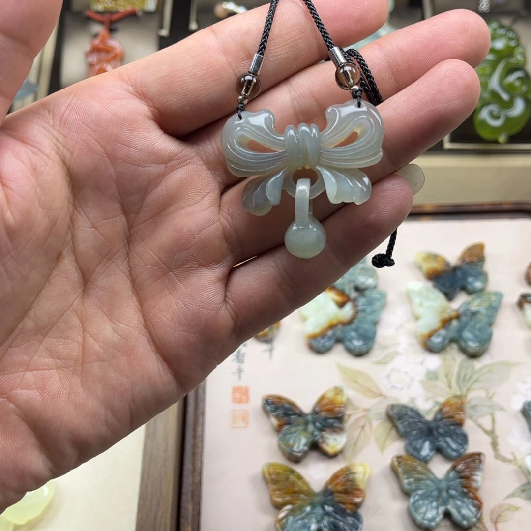未镶嵌蛇纹石玉颈饰