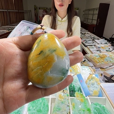 翡翠未镶嵌颈饰一个