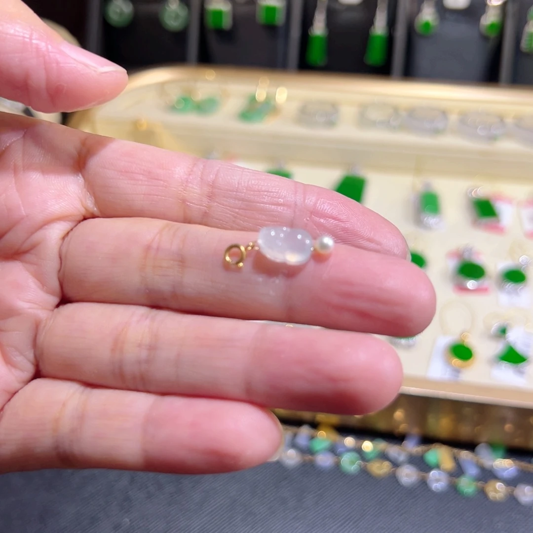 翡翠18K金镶嵌颈饰小滴溜