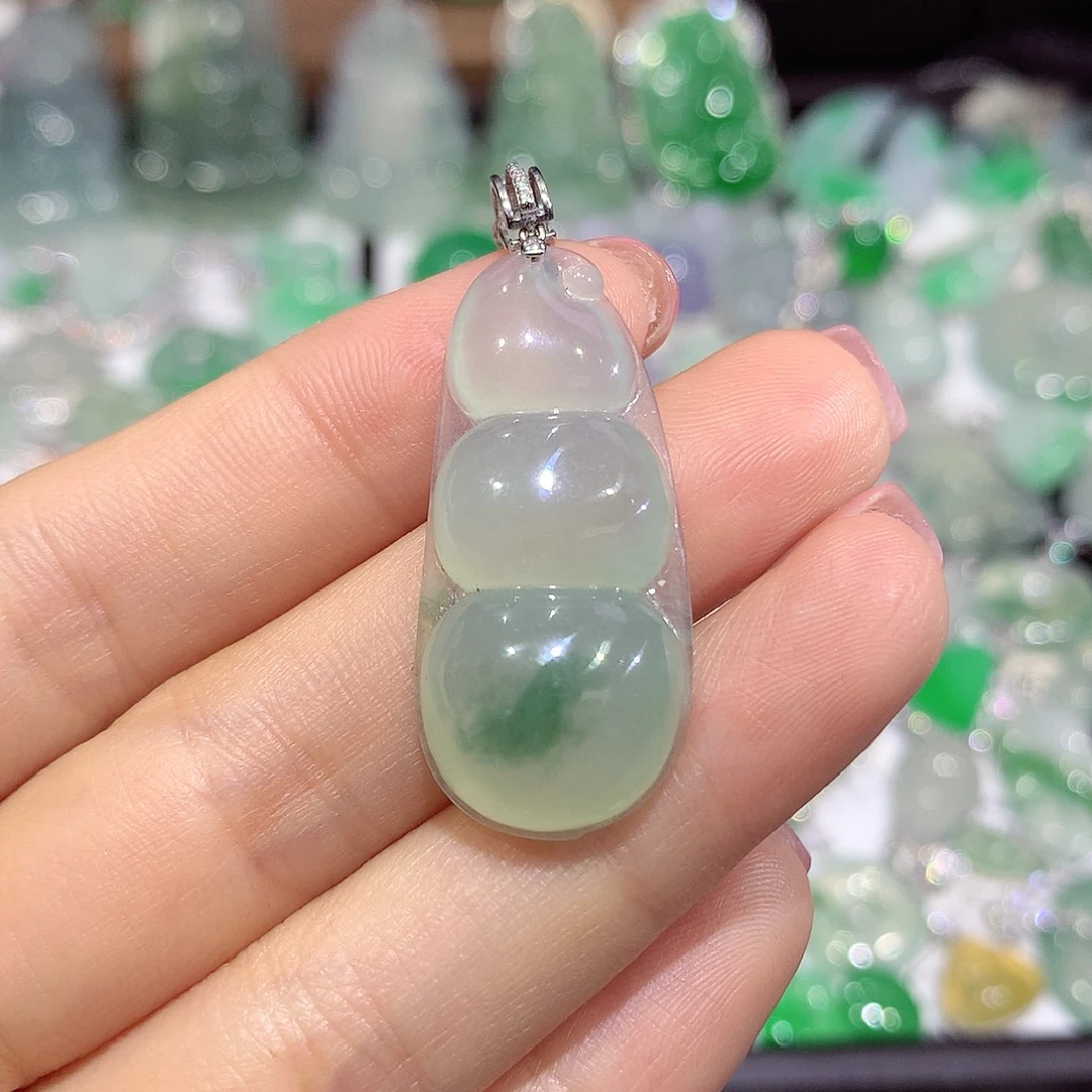 翡翠18K金镶嵌颈饰豆