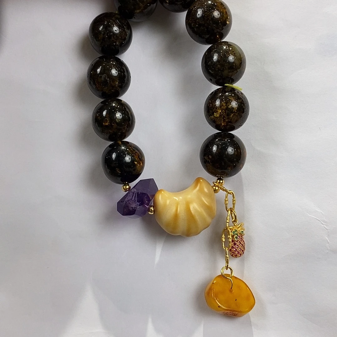 琥珀未镶嵌颈饰多人