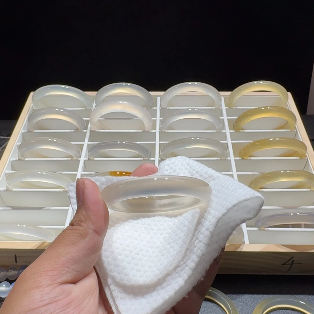 玛瑙/玉髓手镯未镶嵌奈**?