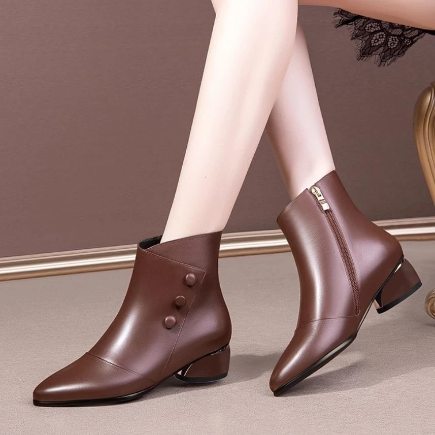 秋冬季软真皮粗跟短靴女马丁靴2025新款时尚百搭低跟大码靴子女靴