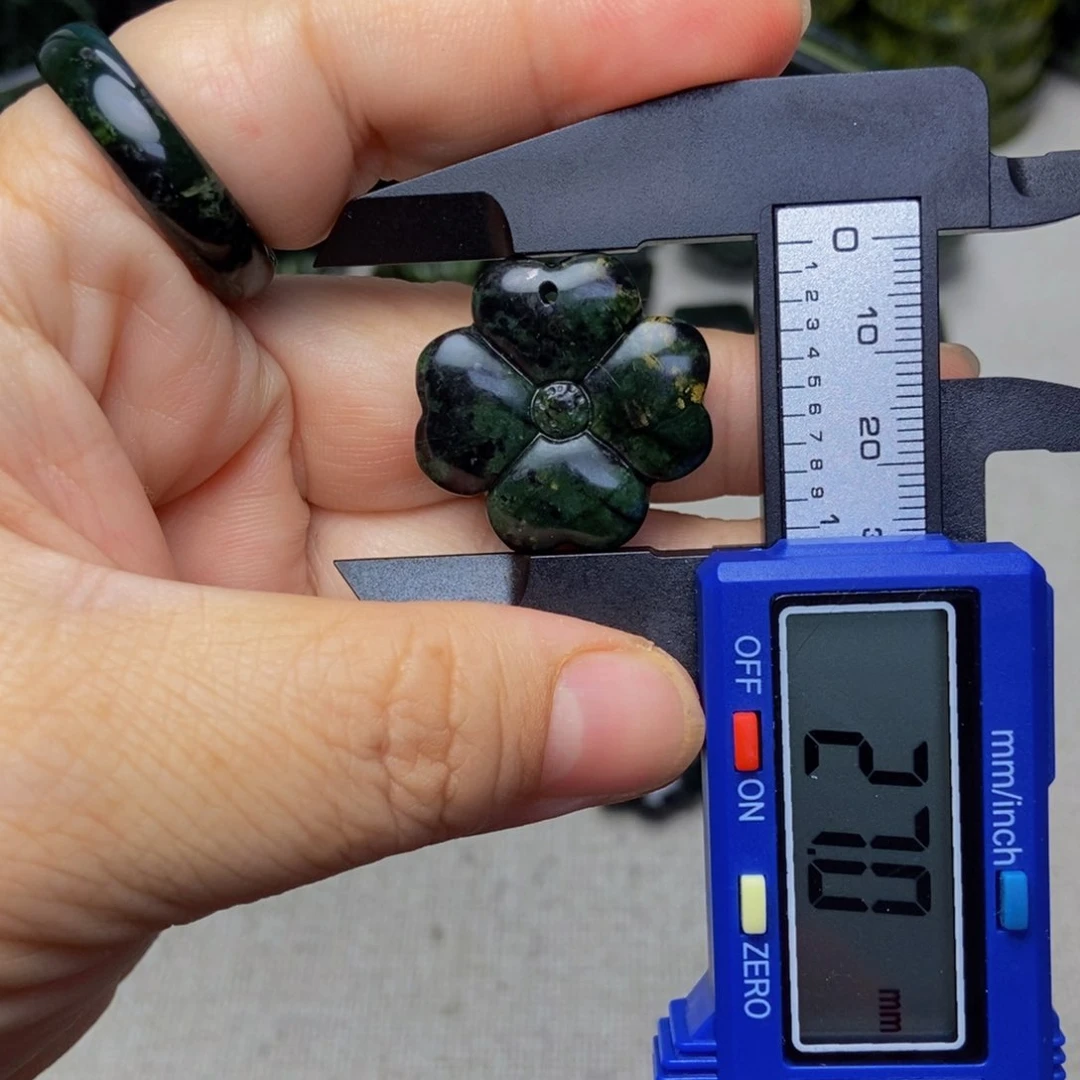 蛇纹石玉四叶草未镶嵌