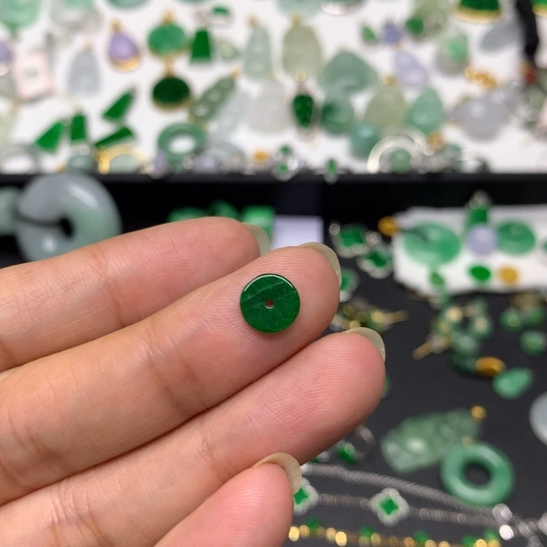 翡翠未镶嵌颈饰有纹裂