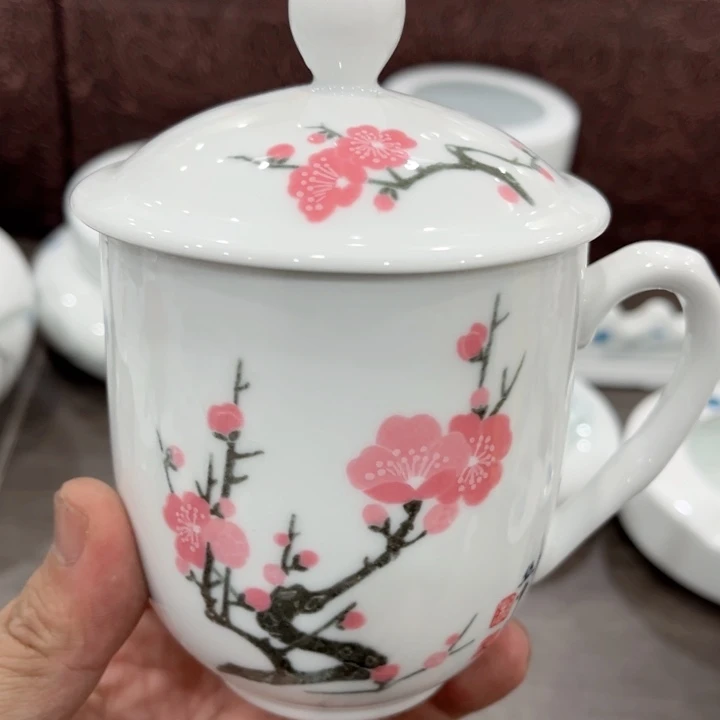 碗釉下五彩的瓷器和瓷器