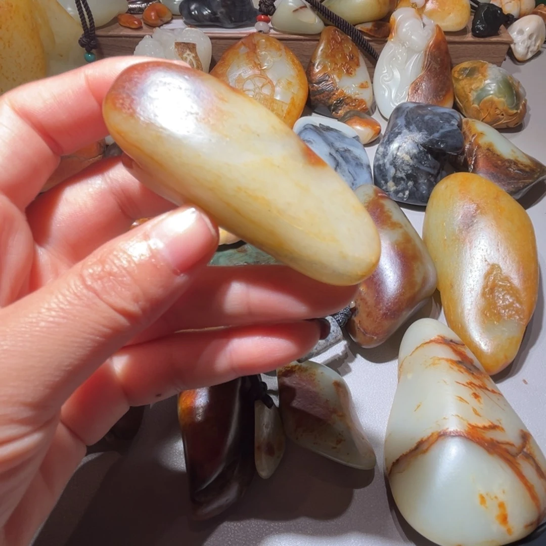 和田玉（糖玉）未镶嵌挂件和田玉65克