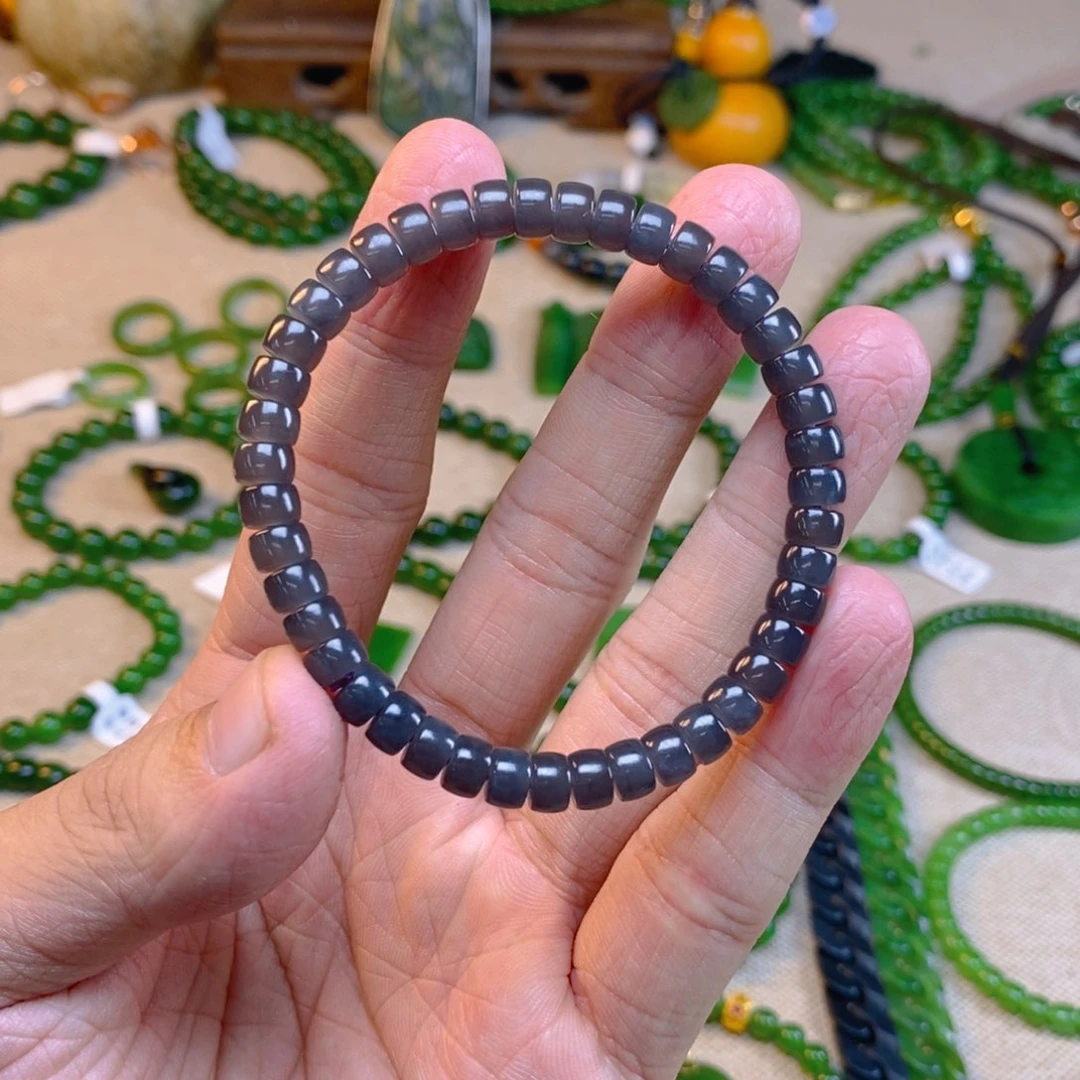 和田玉未镶嵌颈饰麦**?