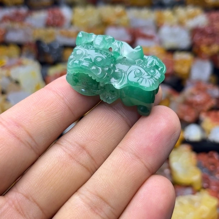 石英质玉（黄龙玉）未镶嵌颈饰