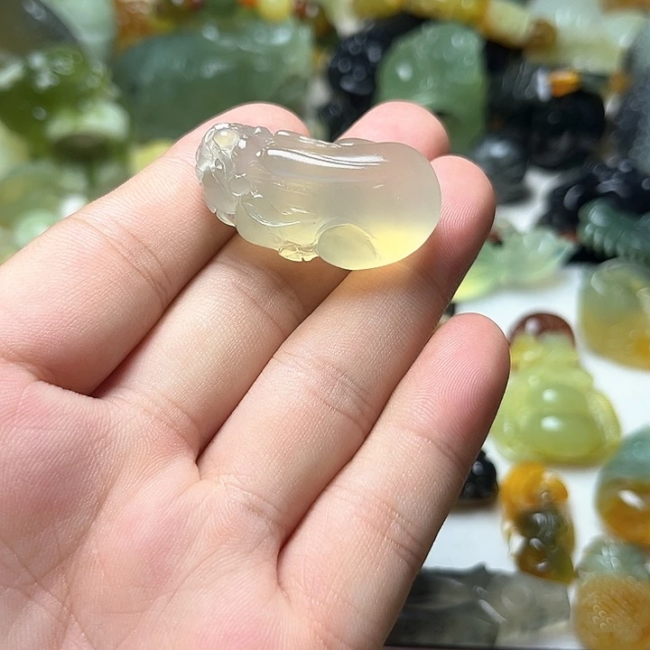 未镶嵌蛇纹石玉颈饰褚*像