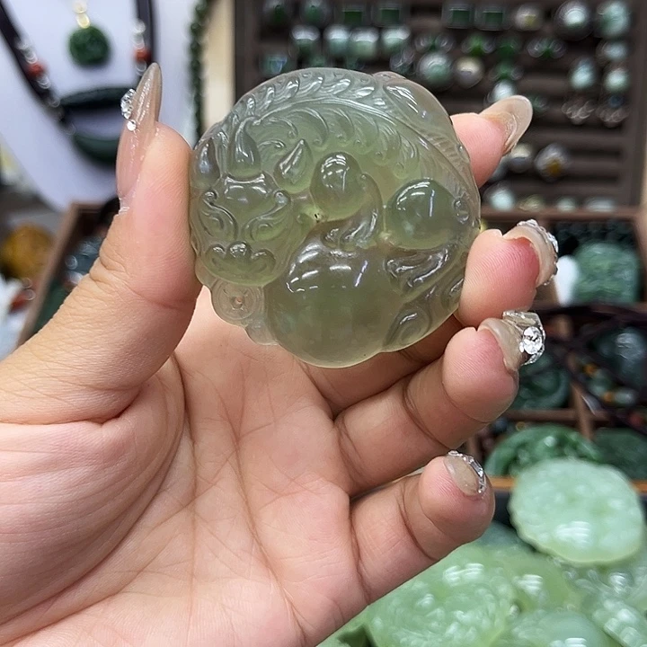 蛇纹石玉未镶嵌颈饰燕***飞