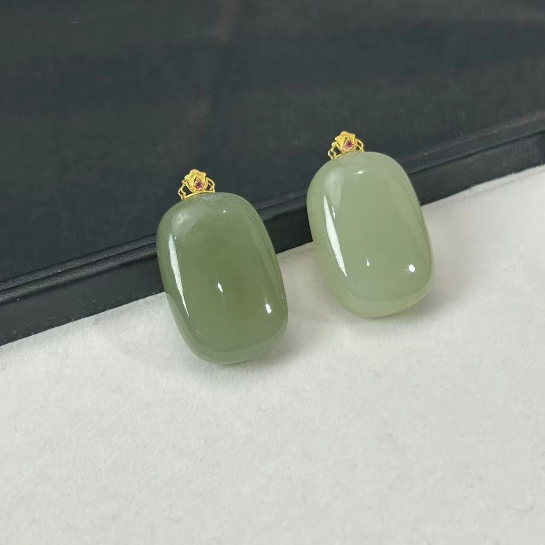 【缺货】18K和田玉无事牌吊坠多样性发一/有瑕 30*20*11 V0180