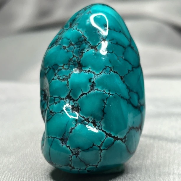 原矿绿松石随形，重49.11克