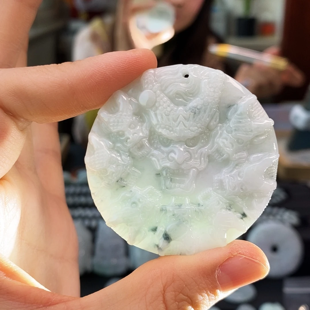 翡翠未镶嵌颈饰龙