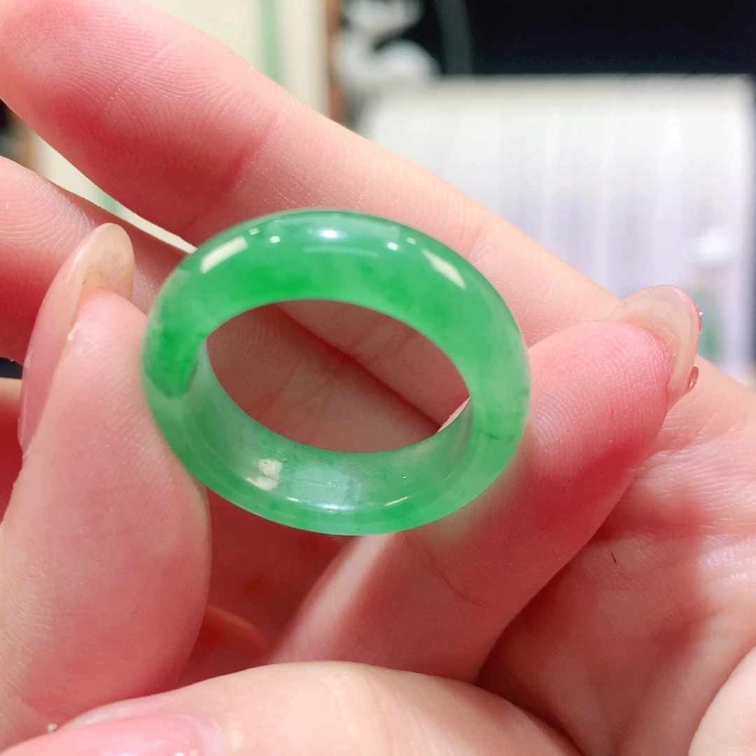 一***恼石英质玉（非洲翠）未镶嵌颈饰戒圈