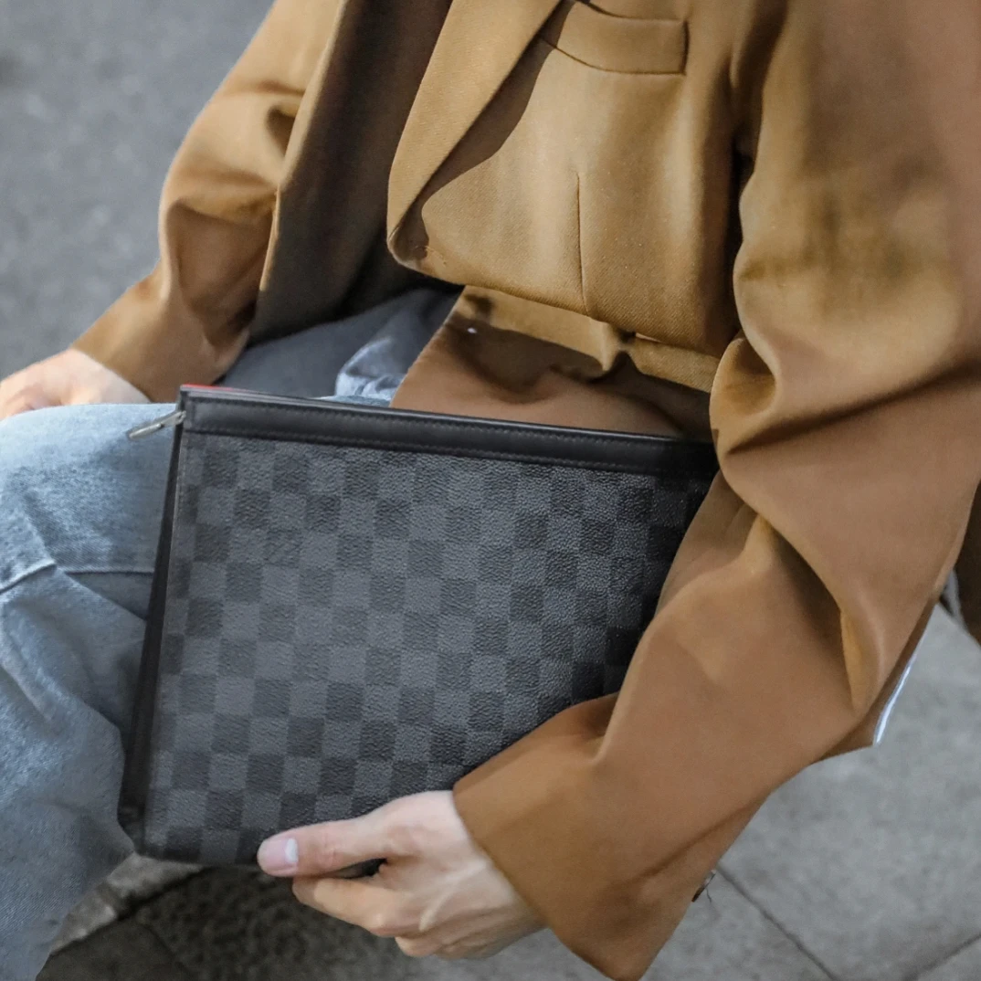 99新 LouisVuitton/路易威登 LV  棋盘格手拿包中号 男款 灰色