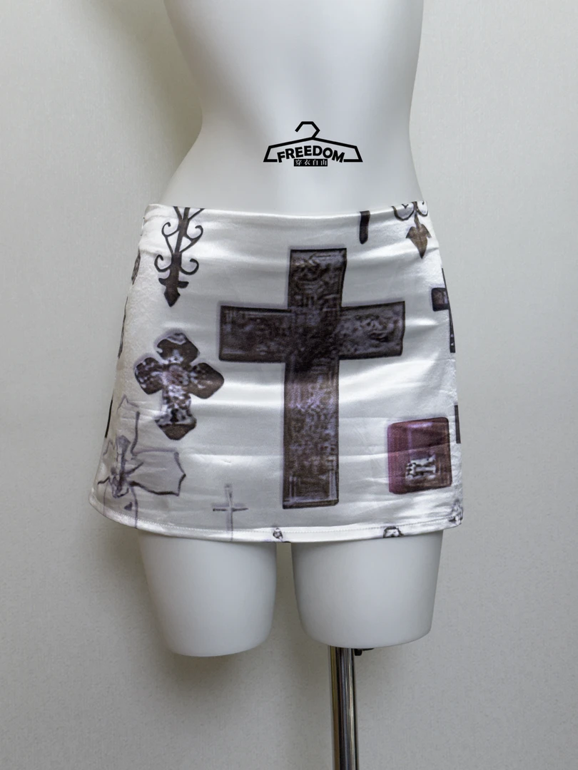 【穿衣自由】十字架印花珠光白小众辣妹A字包臀半身短裙女