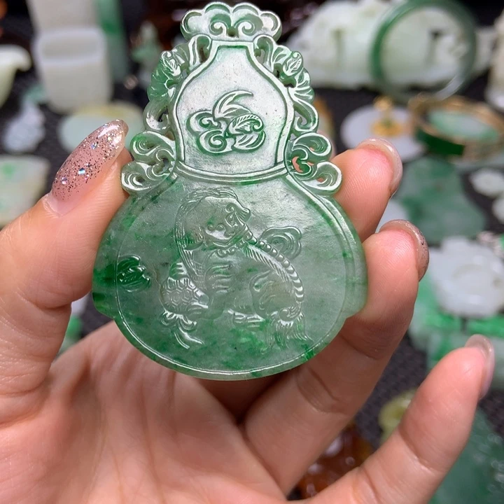 森***树翡翠未镶嵌挂件清