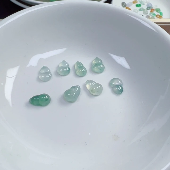 散珠翡翠葫芦一个