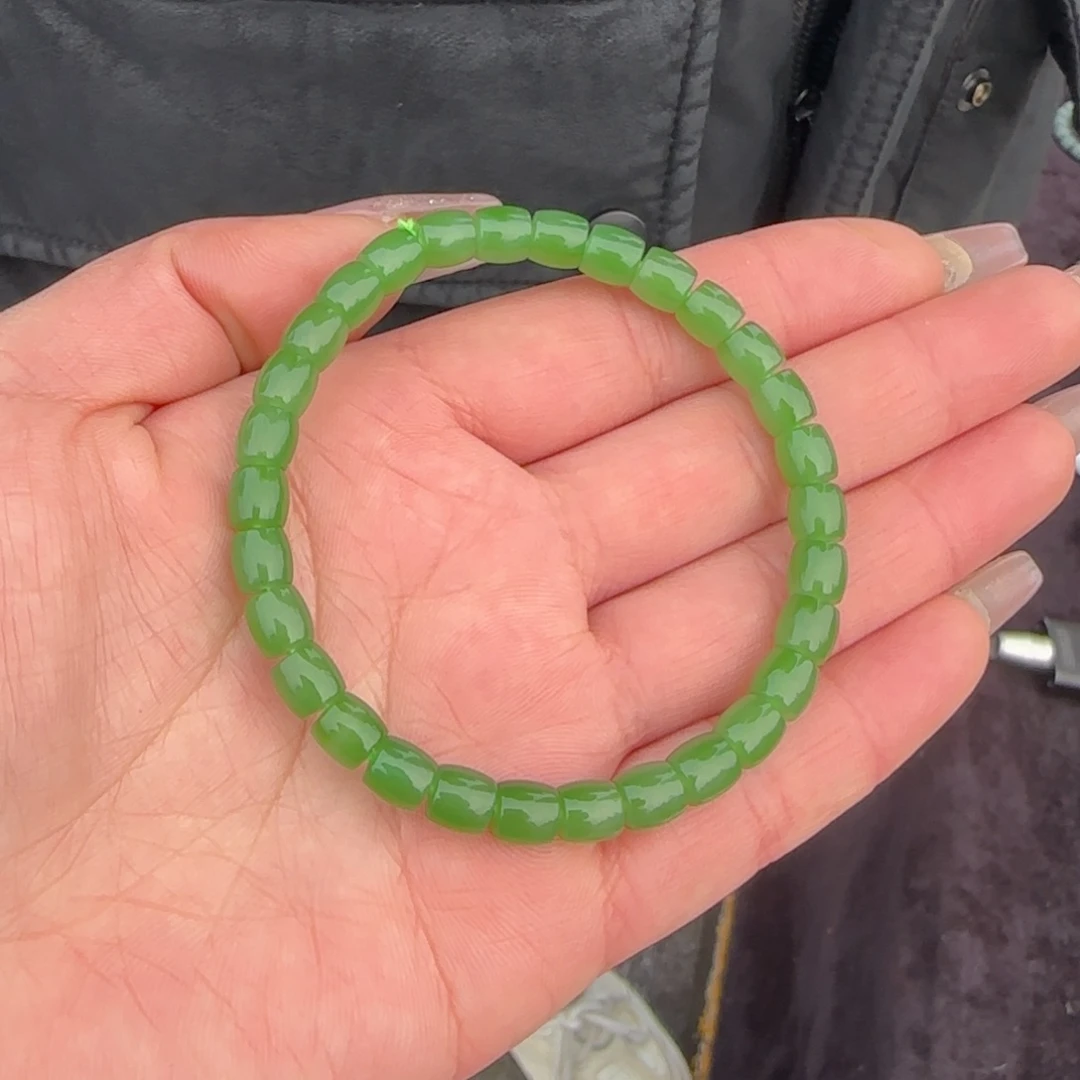 和田玉未镶嵌颈饰卡六苹果绿