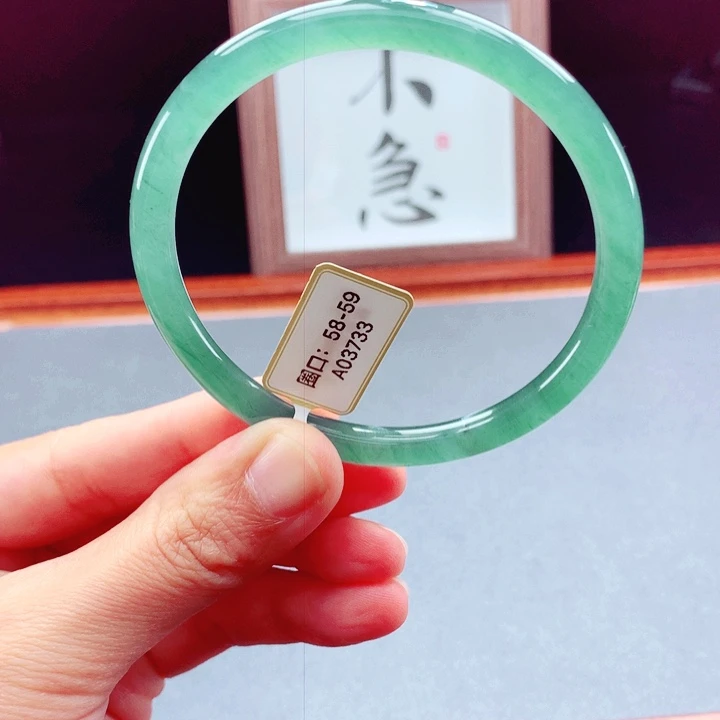 未镶嵌手镯翡翠圆镯