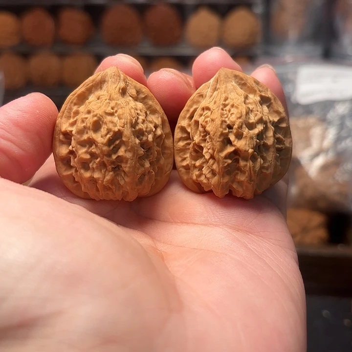 1文玩核桃独角樽鸡心35-528