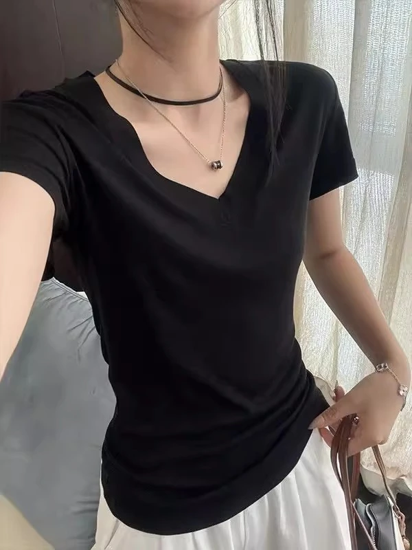 黑色正肩短袖女夏季新款v领t恤独特收腰显瘦小上衣设计感小众修身