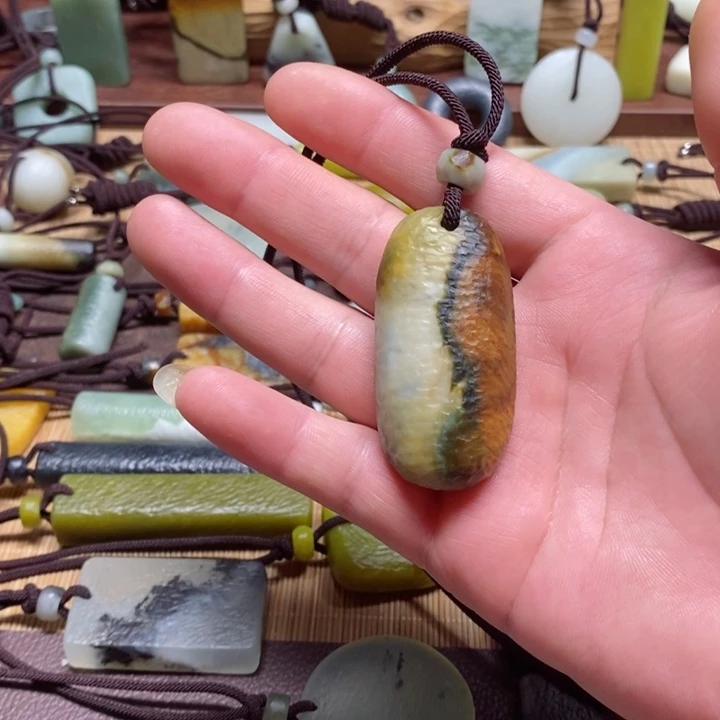 蛇纹石玉挂件未镶嵌大****饰