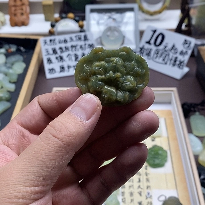 蛇纹石玉未镶嵌颈饰