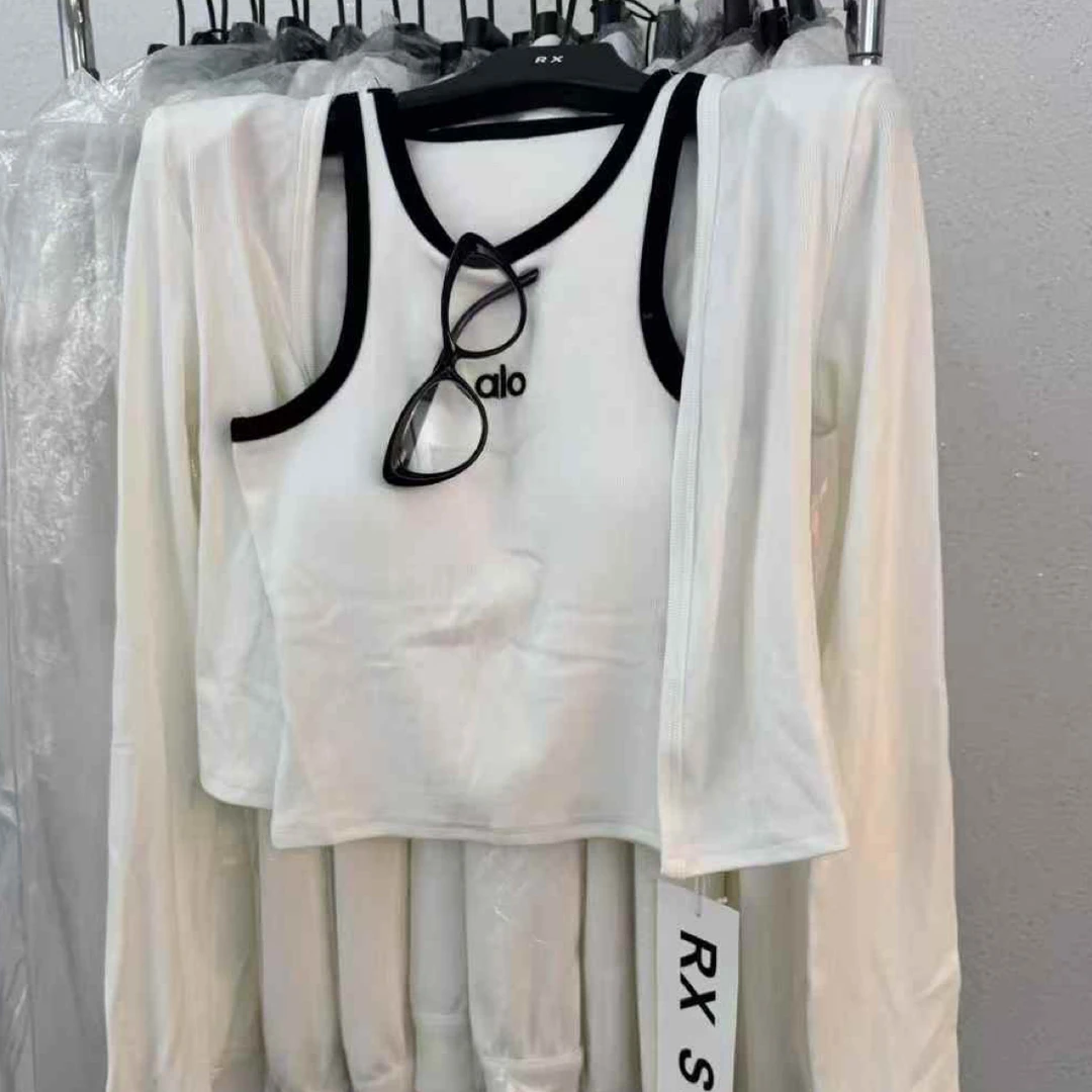 百搭休闲显瘦针织开衫搭配吊带背心上衣