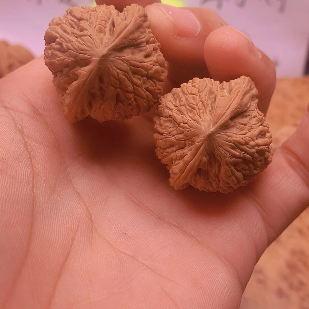 文玩核桃把件红宝石