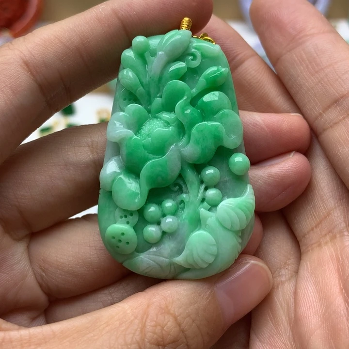 颈饰未镶嵌翡翠三*娘翡翠