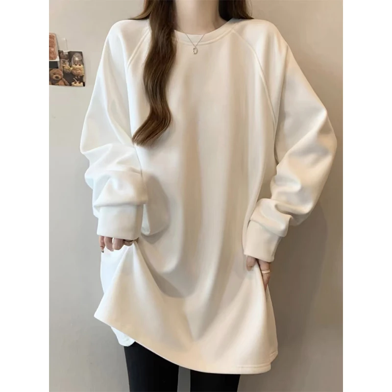 白色中长款打底衫女秋冬加厚卫衣叠穿内搭遮屁股搭配鲨鱼裤的上衣