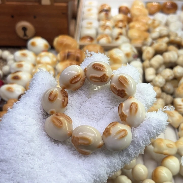 菩提根/象牙果手串97 象牙果原果雕刻炭烧小花兔微瑕