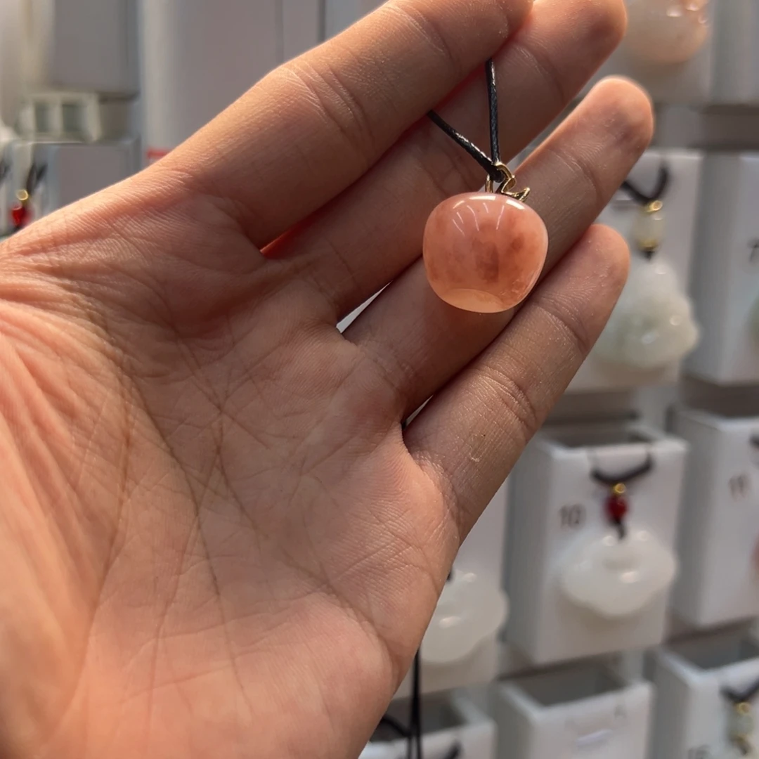 七***浅石英质玉（天山翠）合金颈饰