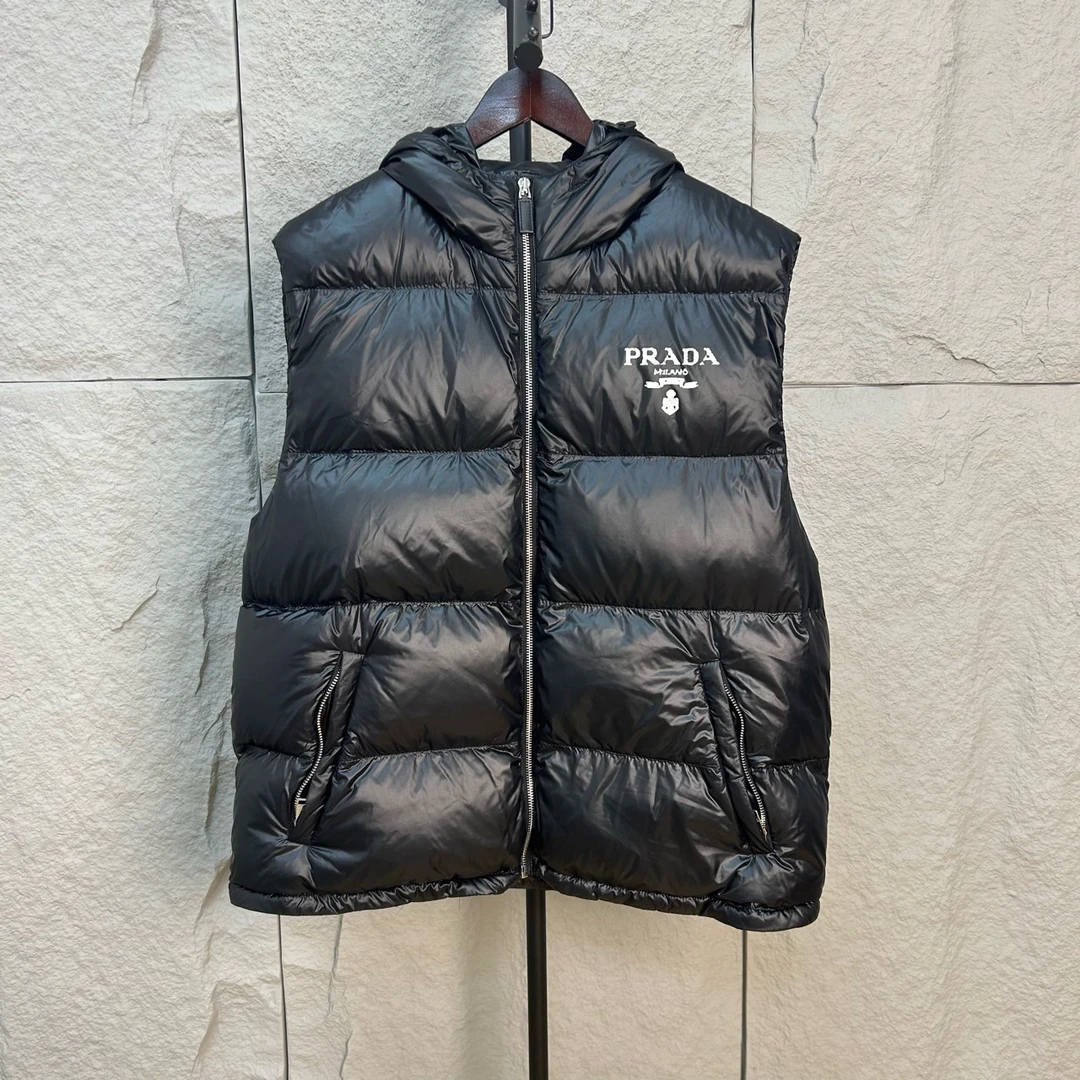 99新 Prada/普拉达 经典徽标缎面羽绒连帽马甲 XL码 ys000743
