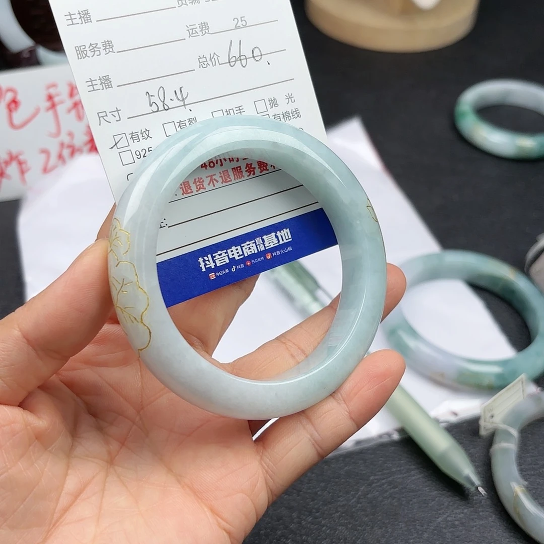 翡翠手镯未镶嵌淡*翡翠手镯