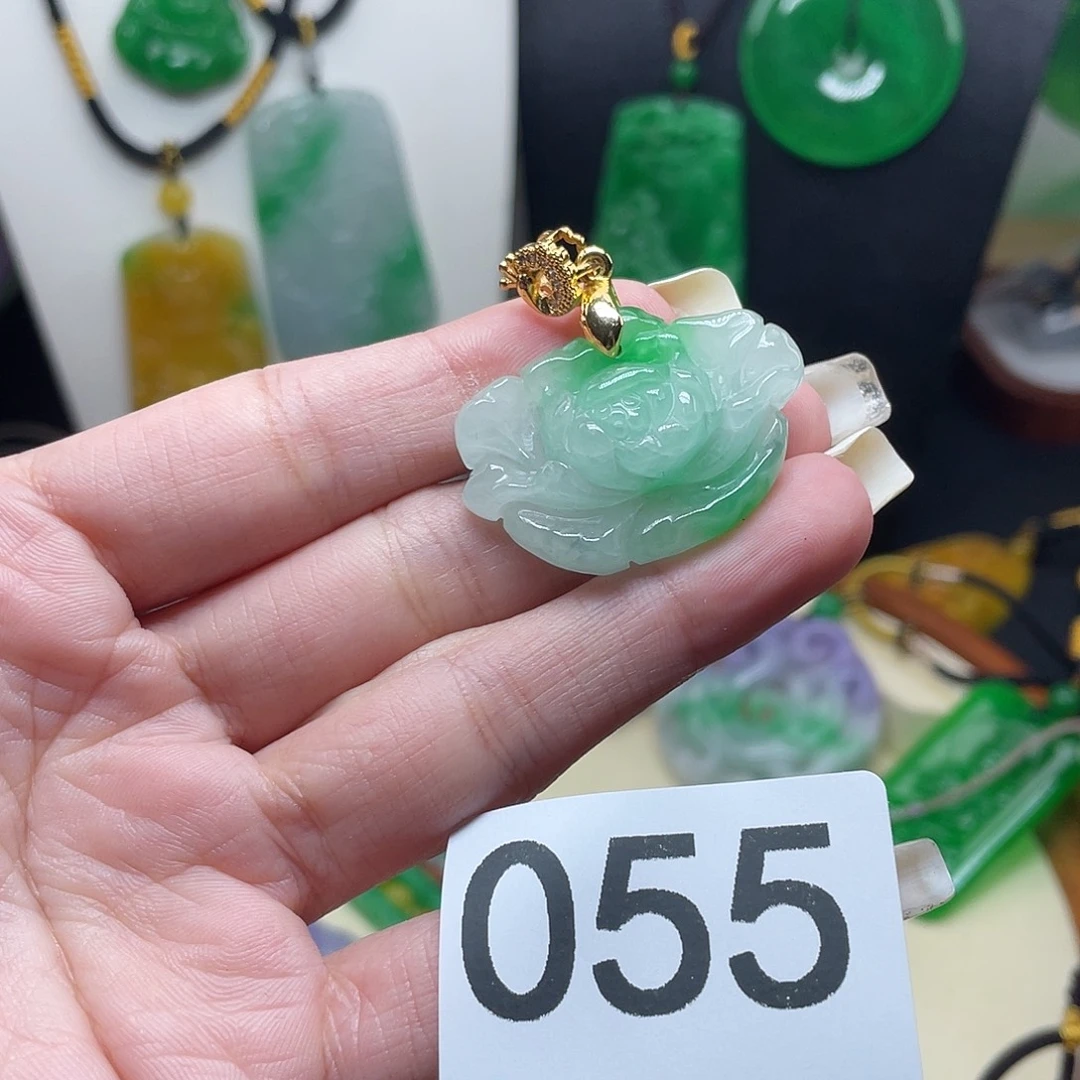 翡翠未镶嵌吊坠(赠链)