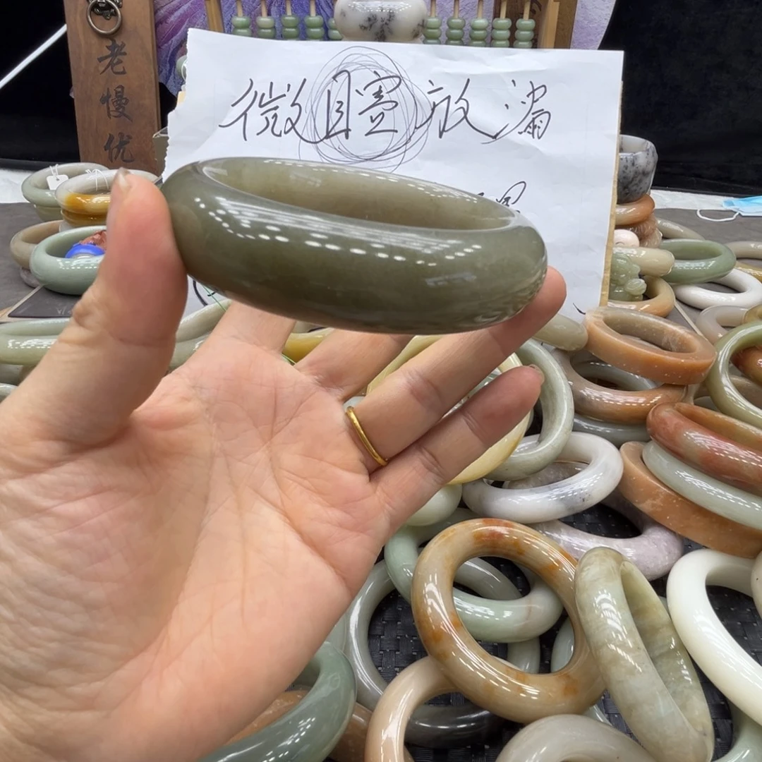 不****石英质玉未镶嵌手镯